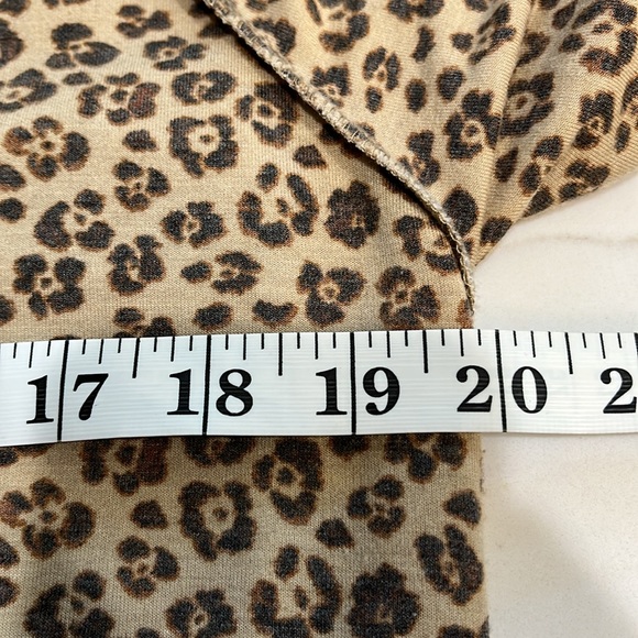 Leopard 🐆 print long sleeve top. - Picture 3 of 7